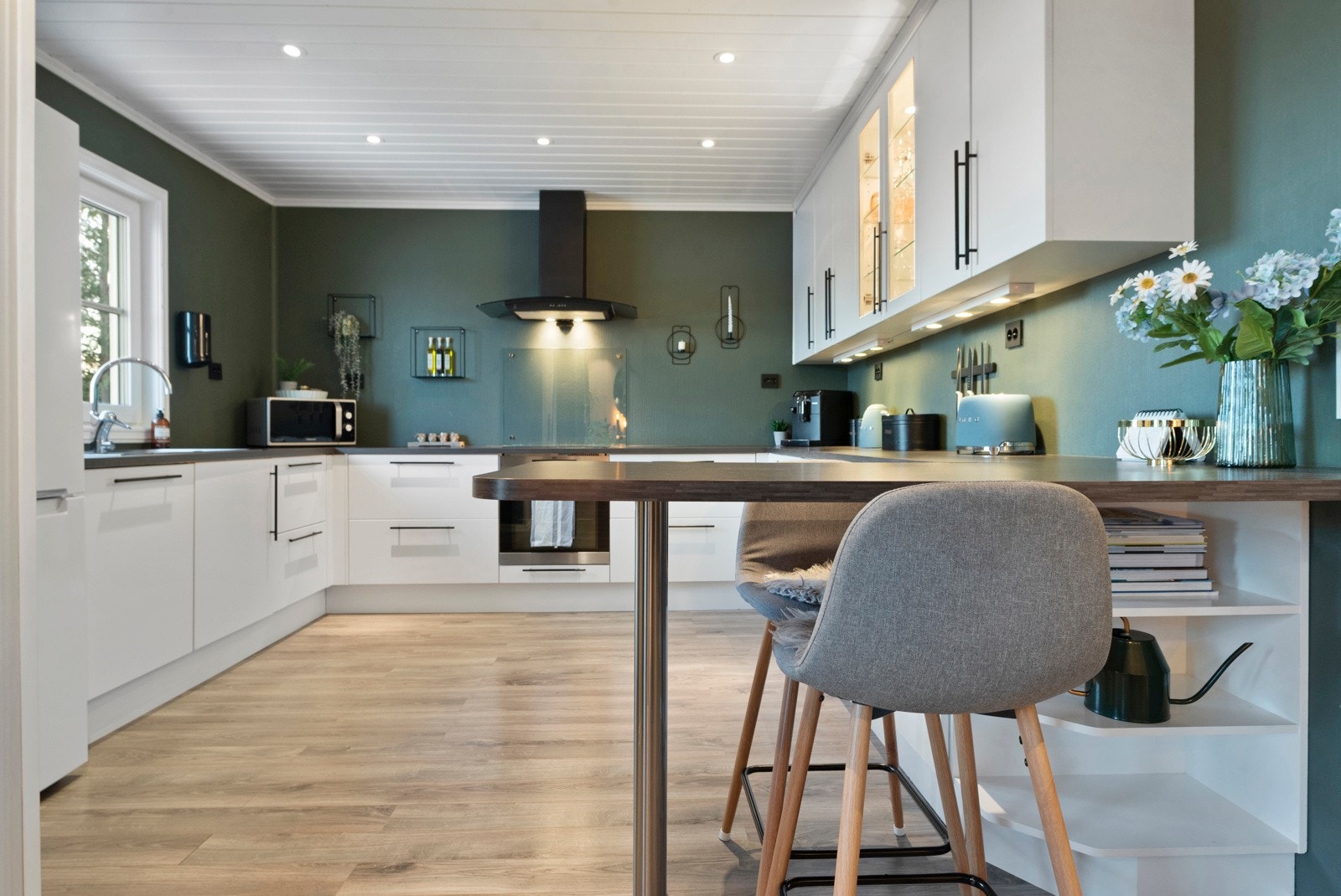 Kjøkkenet er nytt fra 2012 og har svært god plass. Galleribilde