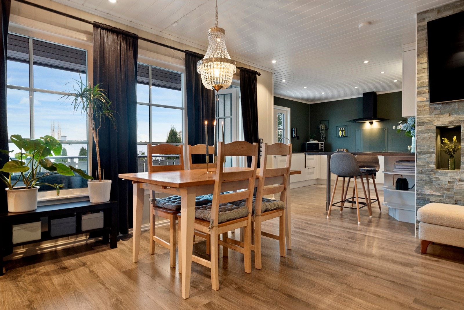 Romslig stue med god plass for flere sittegrupper. Galleribilde