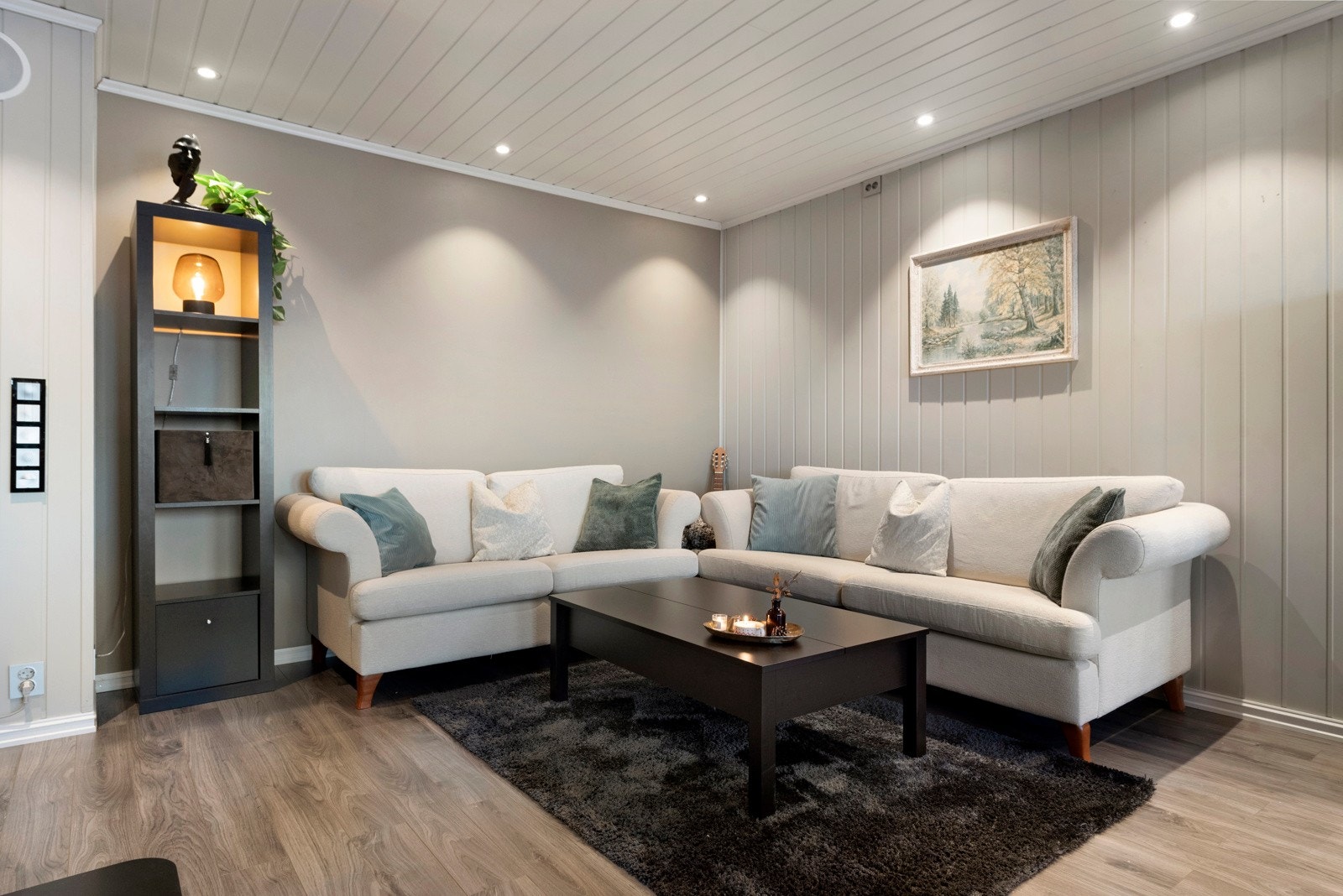 Utstrakt bruk av downlights i tak. Galleribilde