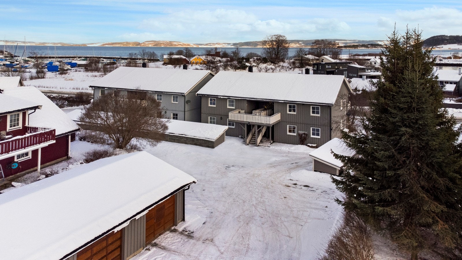Med leiligheten følger det en garasje. I garasje er det elbillader. Galleribilde