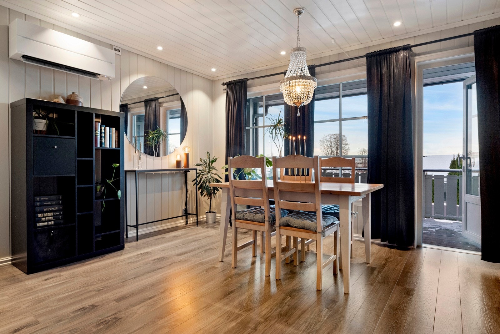 Fra stue er det utgang til veranda. Galleribilde