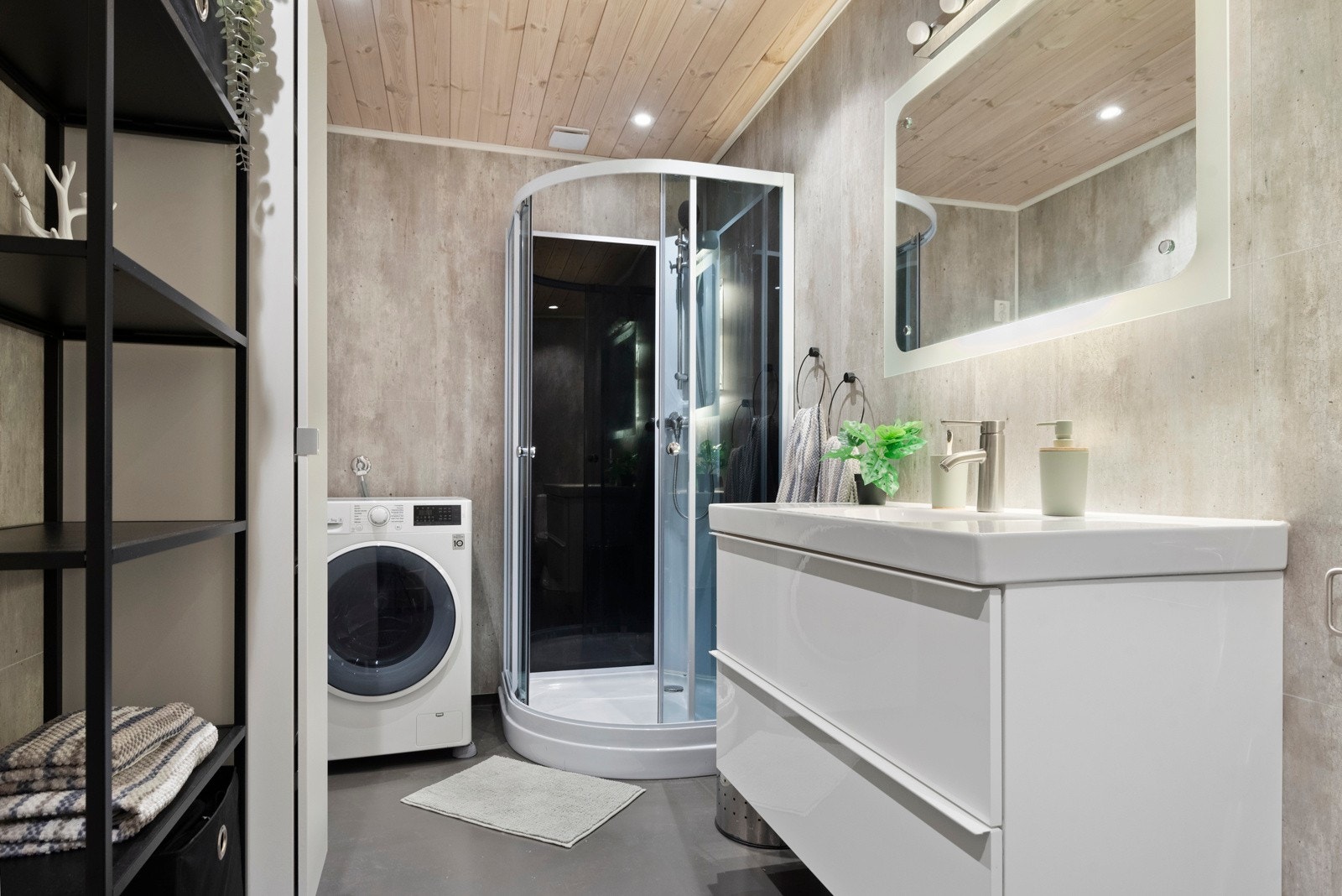 Bad med opplegg for vaskemaskin og tørketrommel. Galleribilde