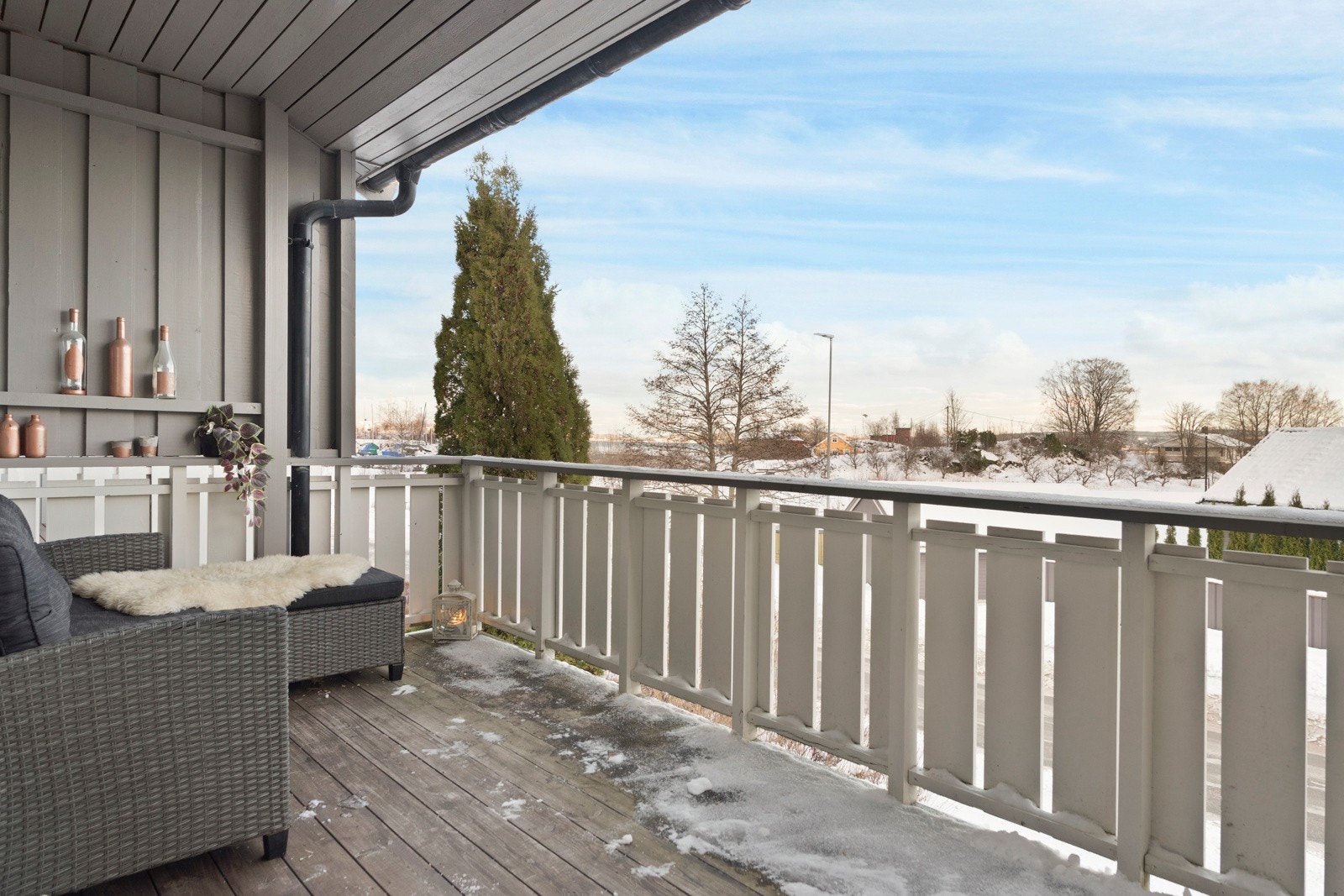 Veranda med formiddagssol og flott utsikt. Galleribilde