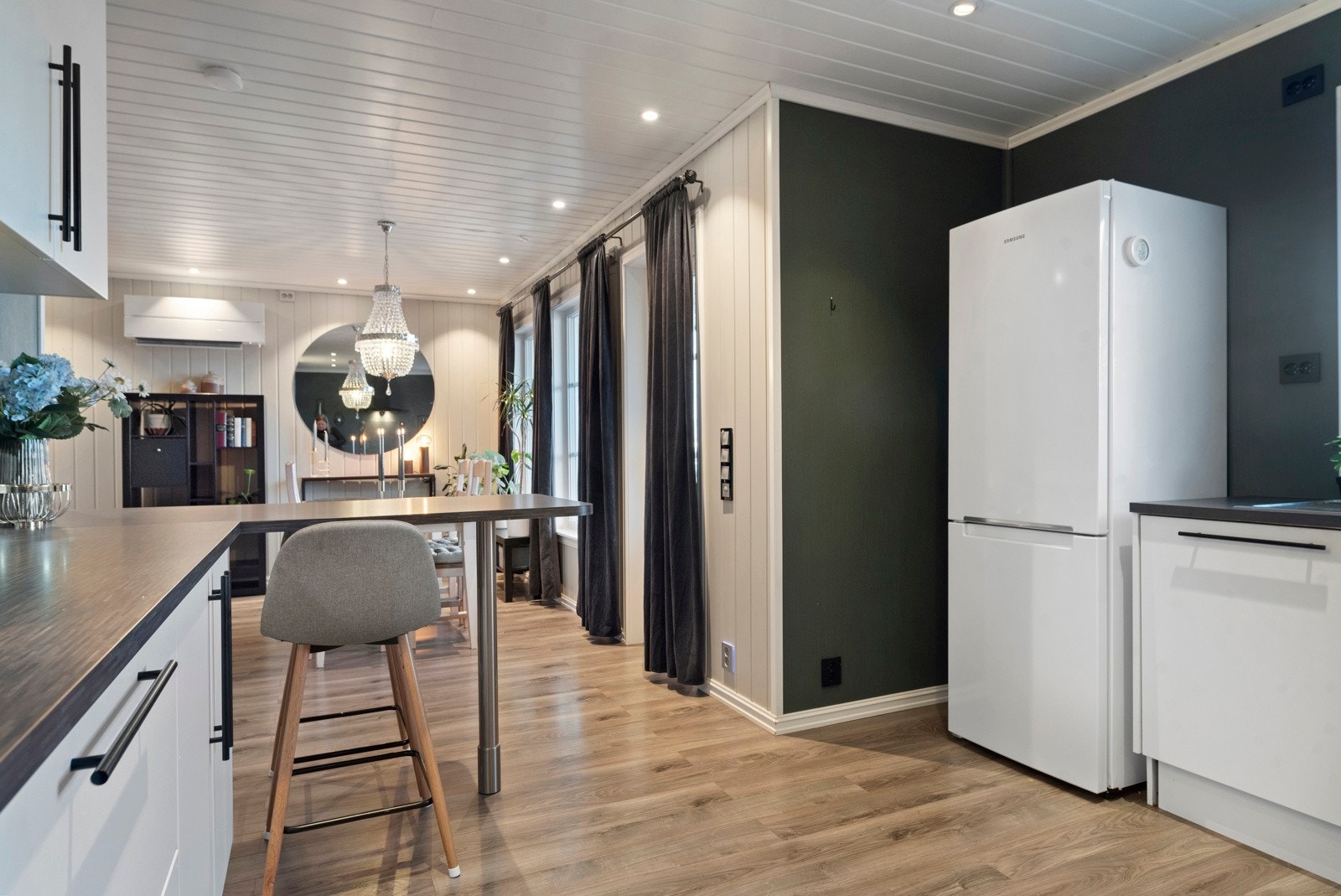 Kjøkken med opplegg for hvitevarer. Galleribilde