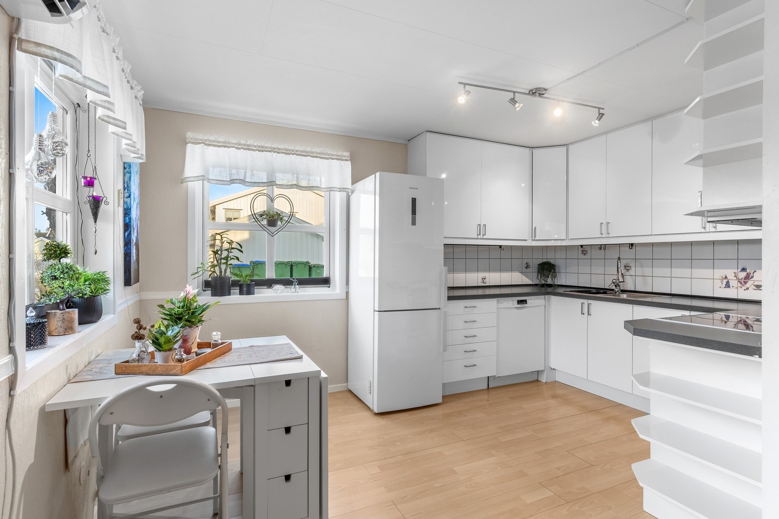 Lyst kjøkken med hvite kjøkkenfronter. Galleribilde