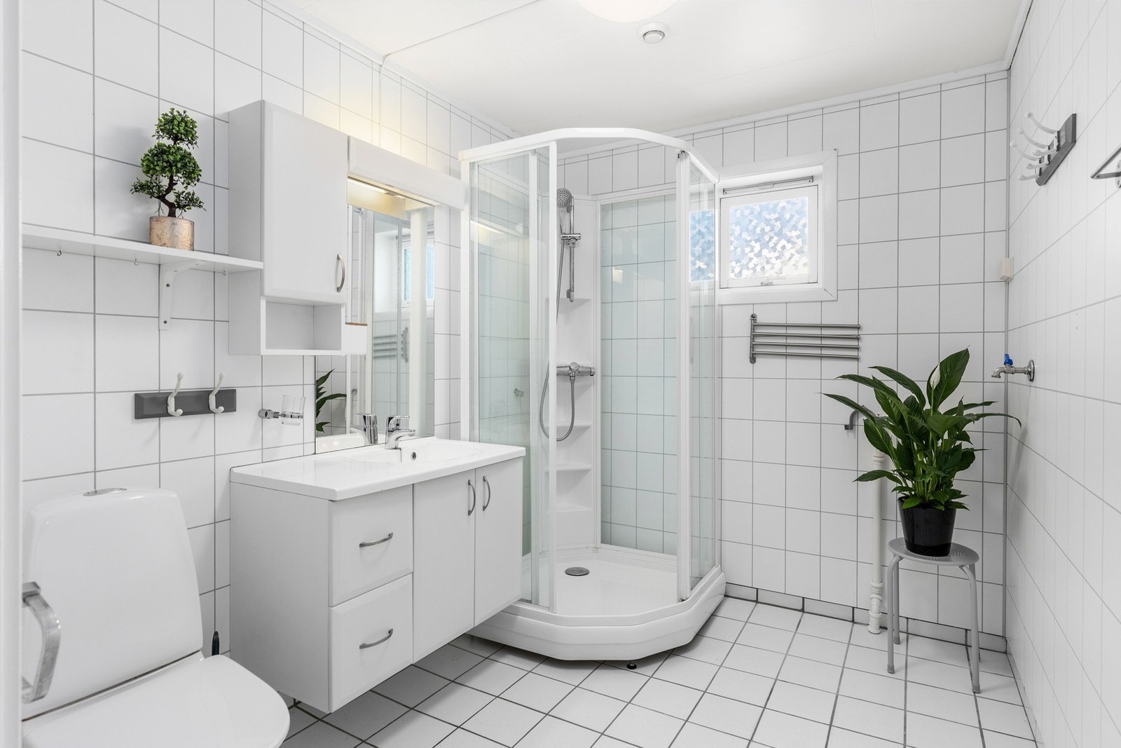 Helfliset bad på 5,5 kvm med gulvvarme. Galleribilde