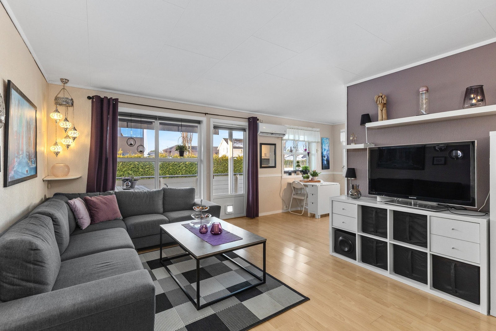 Store vindusoverflater som gir gode lysforhold i rommene. Galleribilde