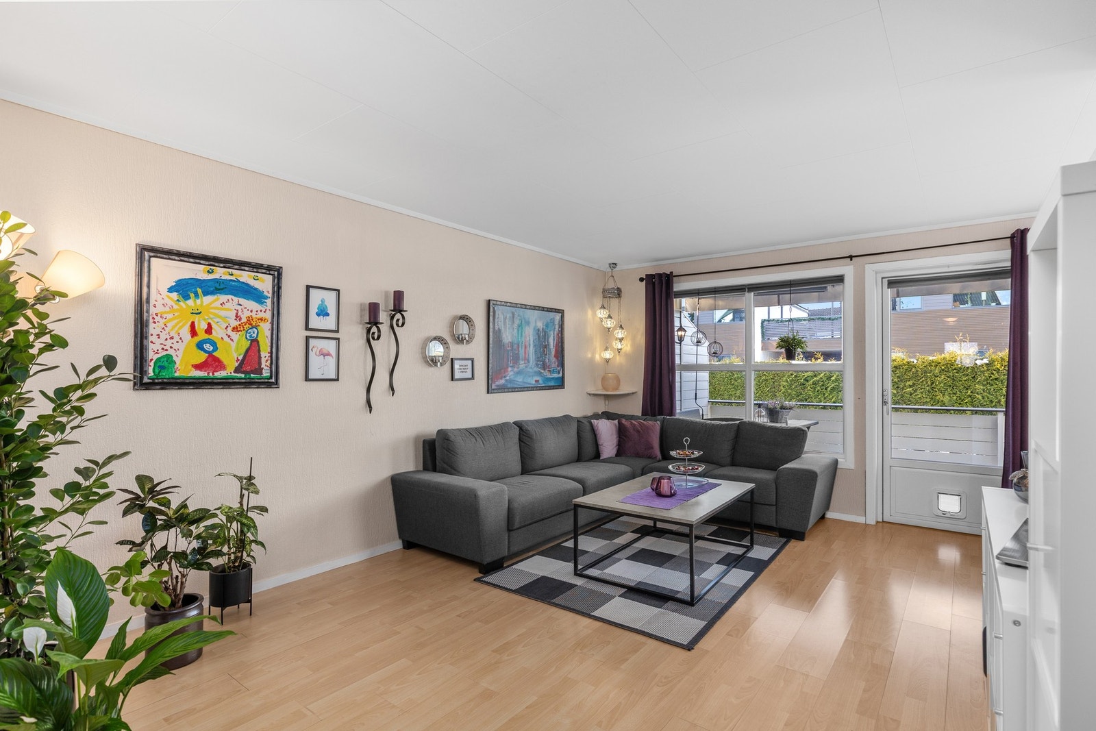 Lys og romslig stue/kjøkken løsning på 29,5 kvm. Galleribilde