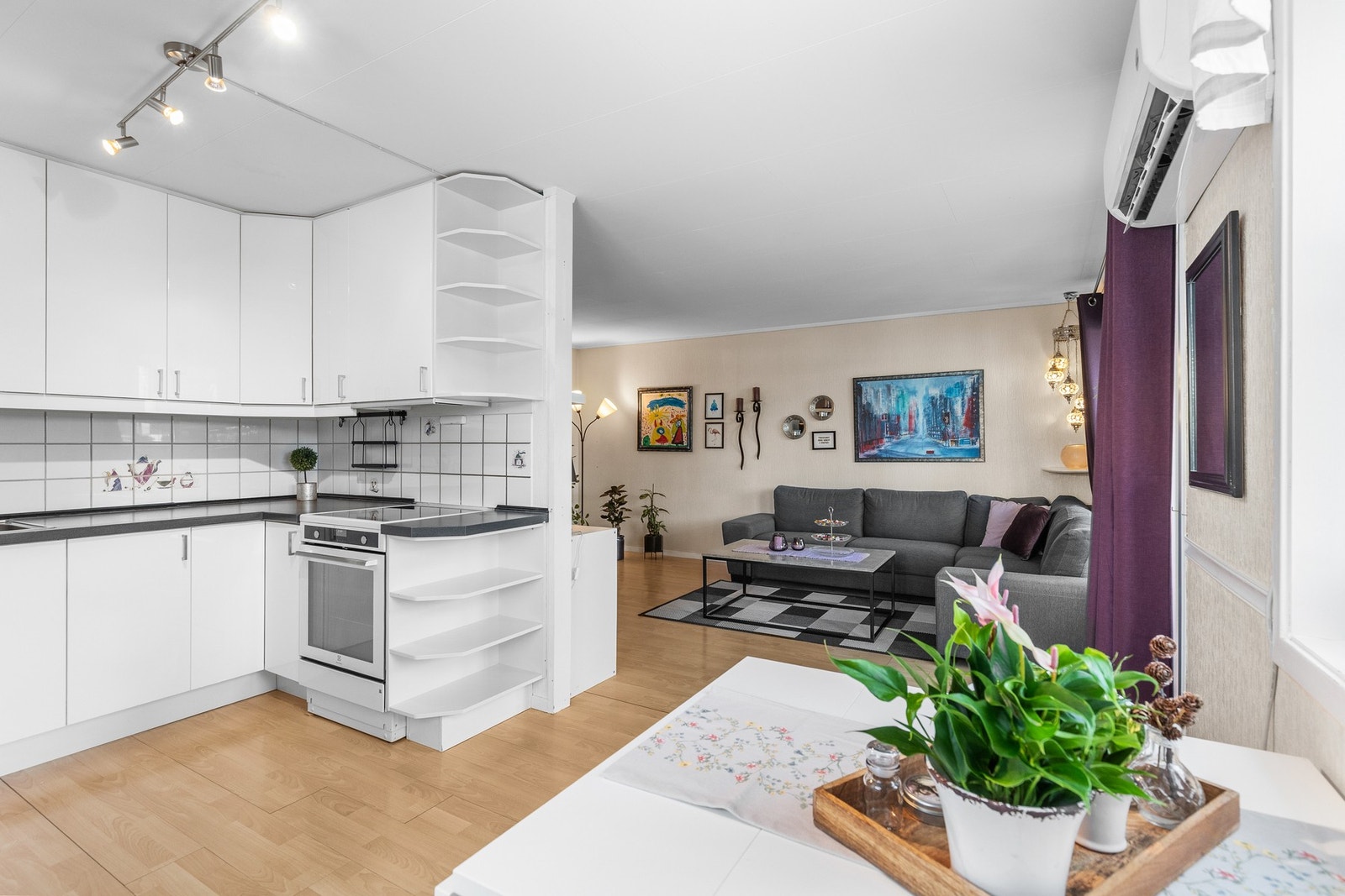 Fra stue har du naturlig overgang til spisestue/kjøkken. Galleribilde