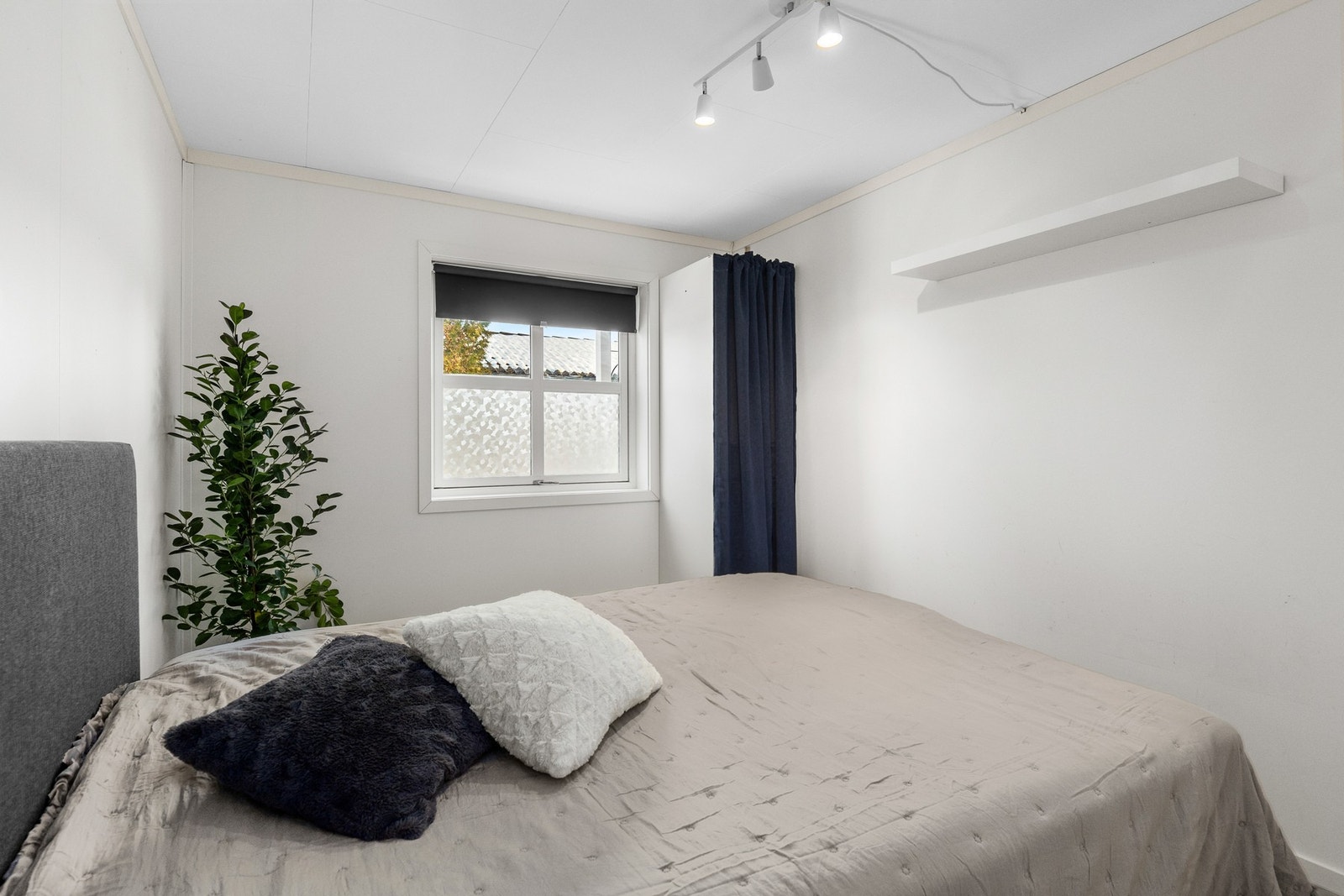 I soverom er det god plass for å innrede med stor seng og oppbevaringsmøbel. Galleribilde