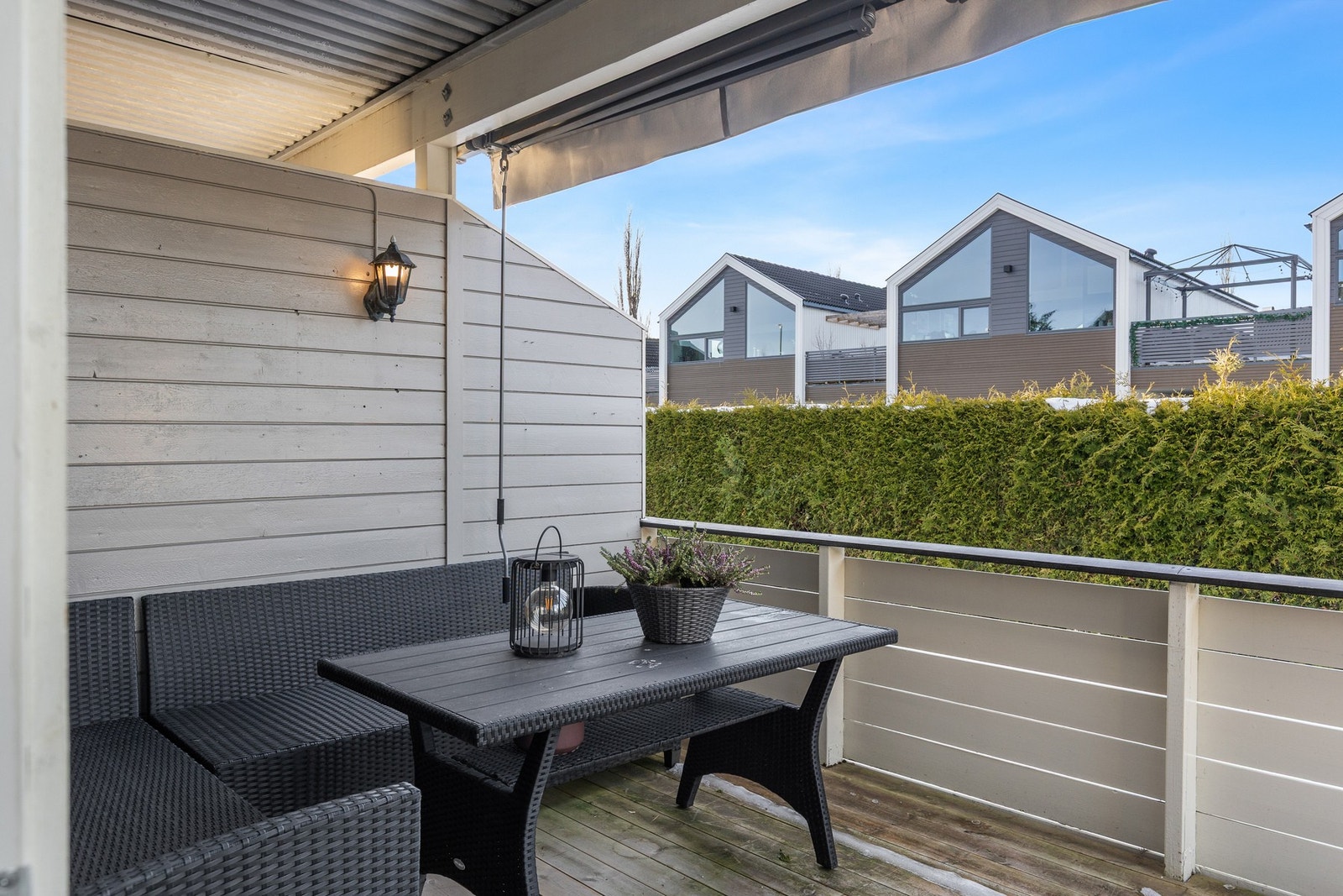 Området er veletablert og preget av variert boligbebyggelse, med kort avstand til skoler, barnehager, dagligvarehandel og kollektivtransport. Galleribilde