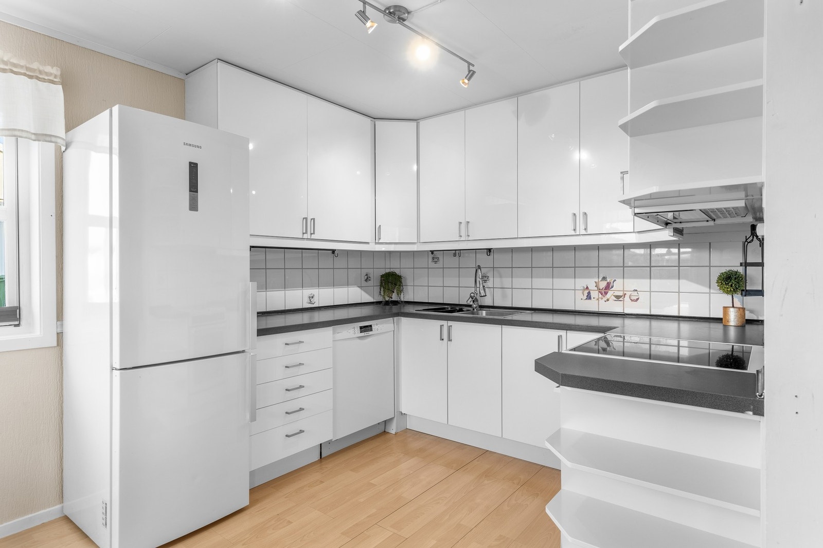 I kjøkken er det god plass for oppbevaring av redsakp. Galleribilde