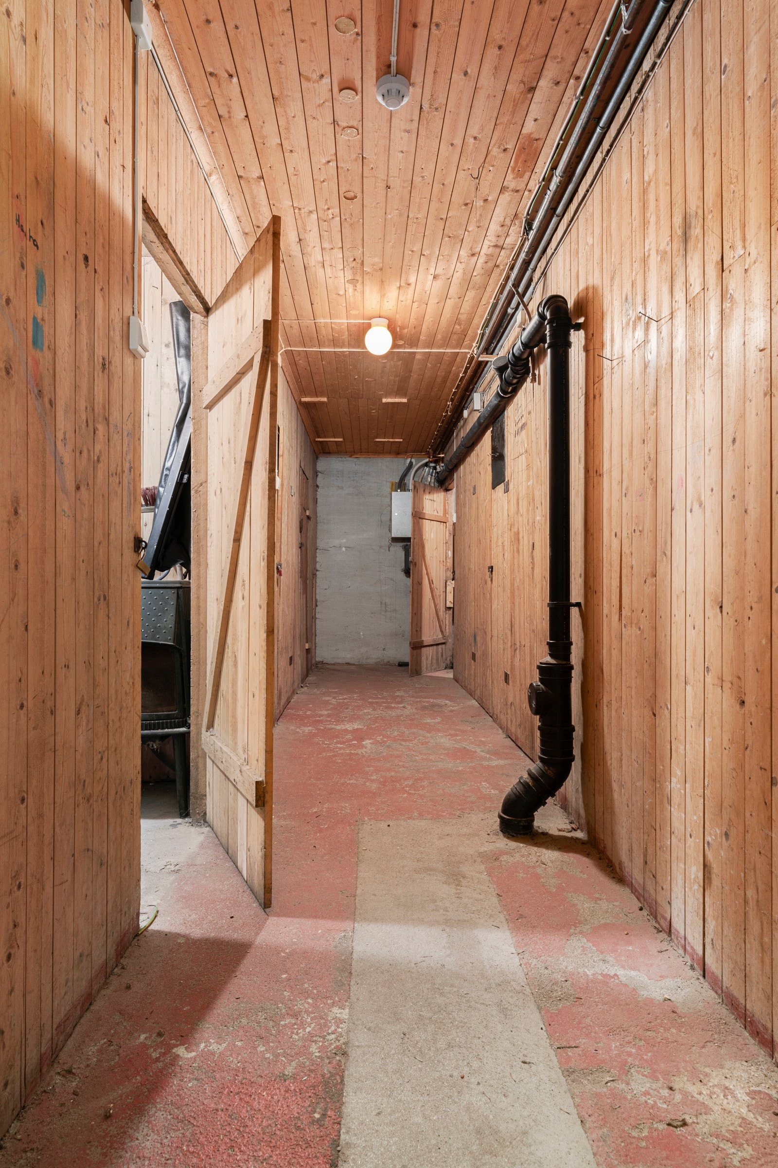 Leiligheten disponerer to boder i kjelleren og én bod på loftet. Galleribilde