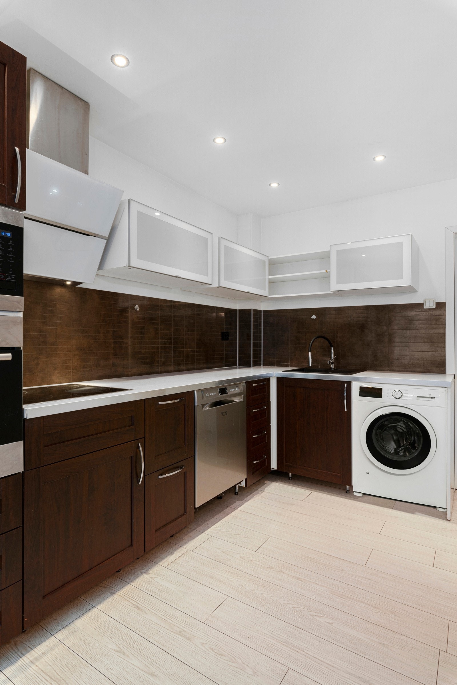 Kjøkkenet er praktisk utformet i en L-form. Galleribilde