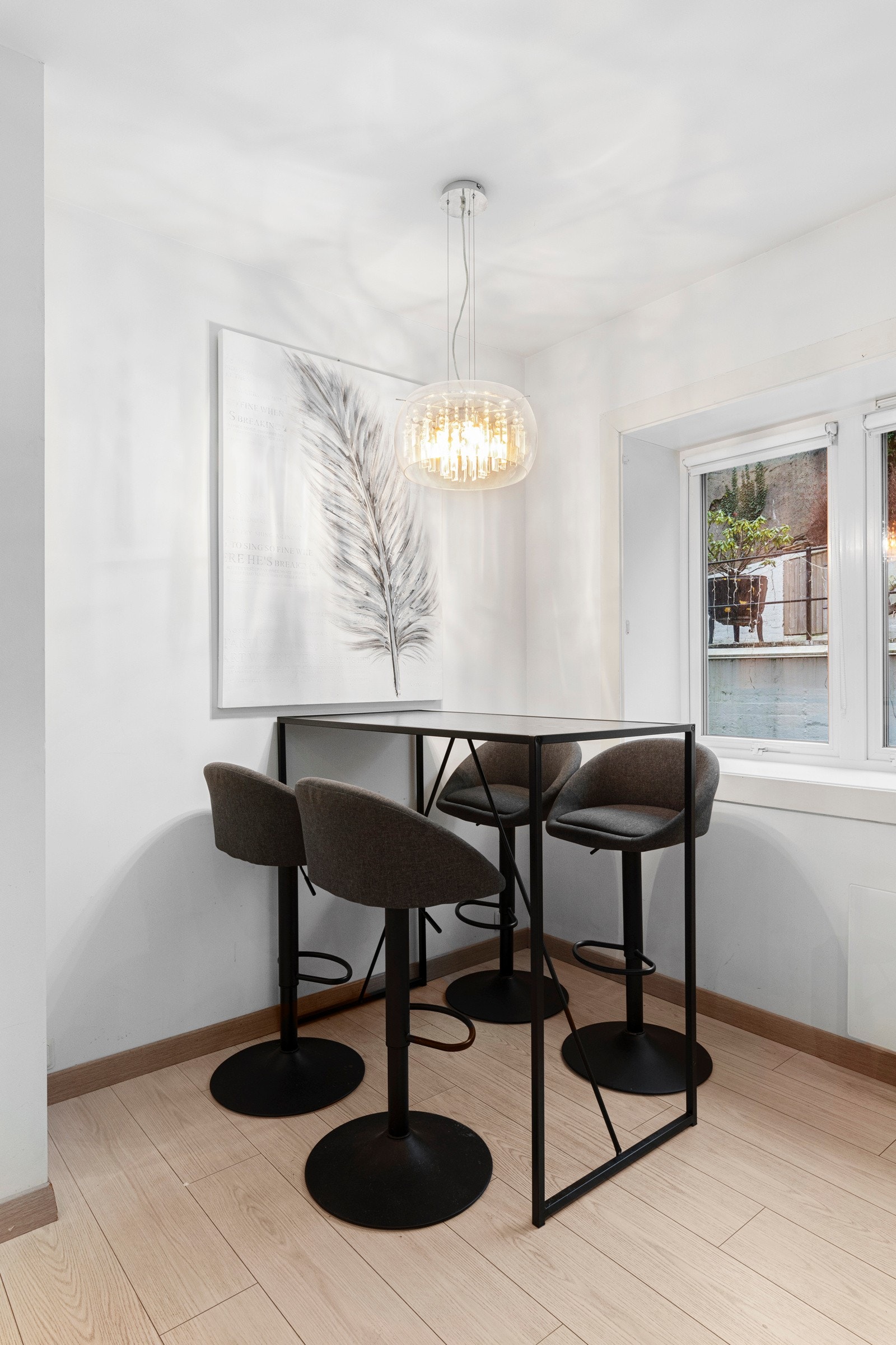 På kjøkkenet er det laget til med en kjekk spisegruppe i hjørnet. Galleribilde