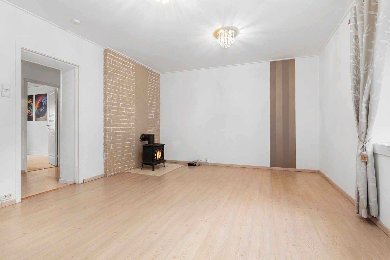 Stuen er av god størrelse, med en koselig vedovn i hjørnet som sørger for god varme på kalde vintersdager. Galleribilde