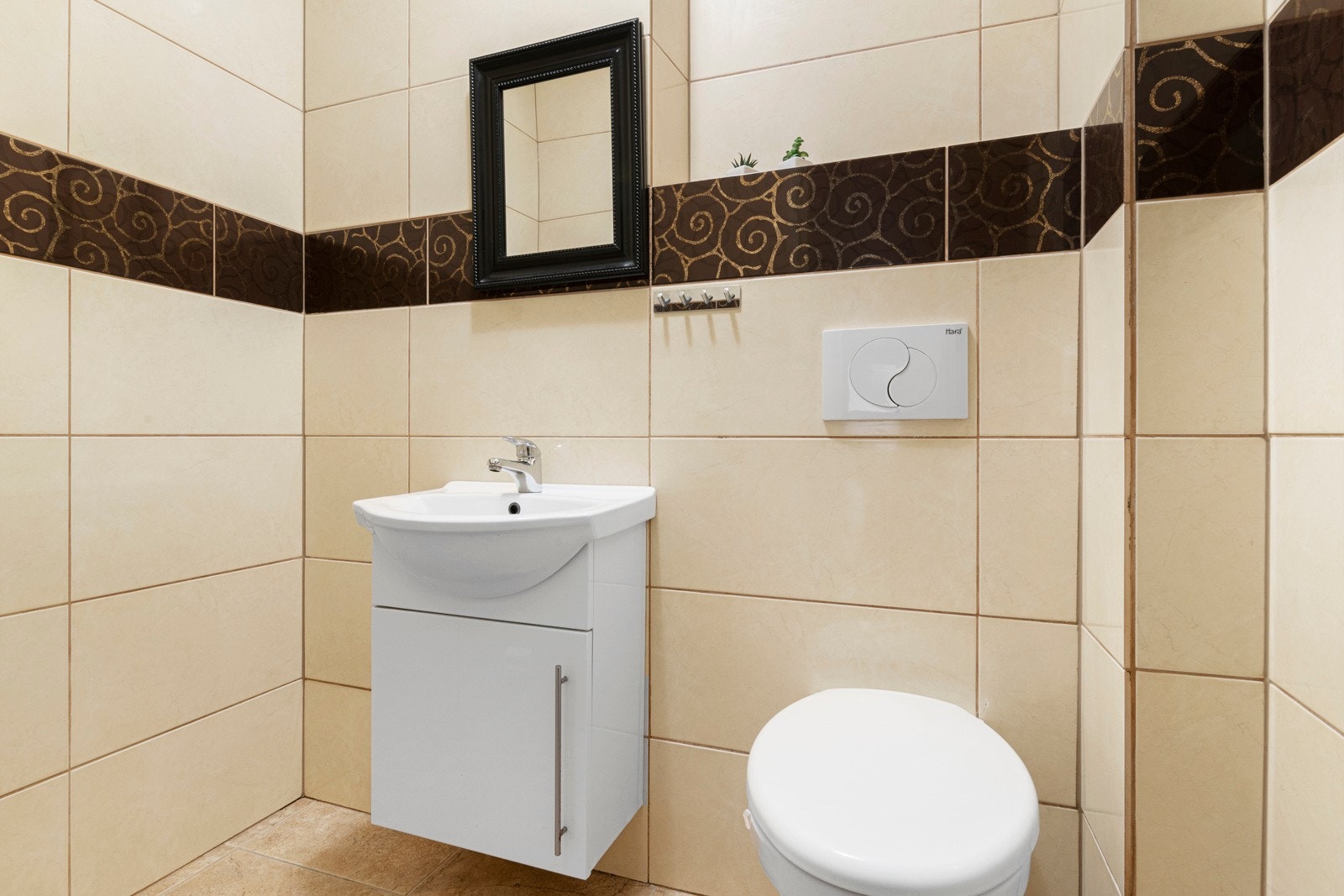 Praktisk med separat wc-rom med vegghengt toalett og vask. Galleribilde