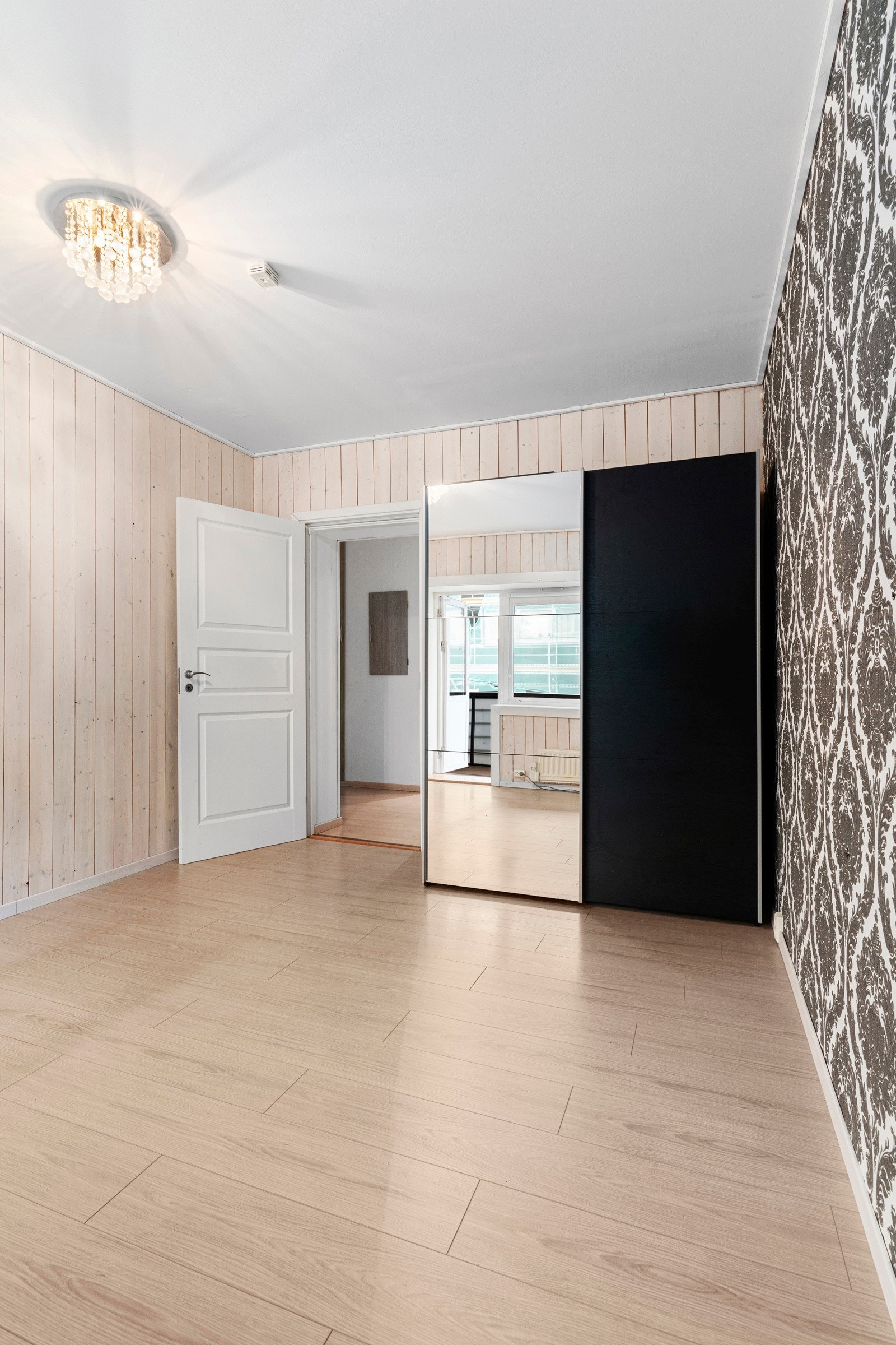 Innredet med garderobeskap som medfølger handelen. Galleribilde