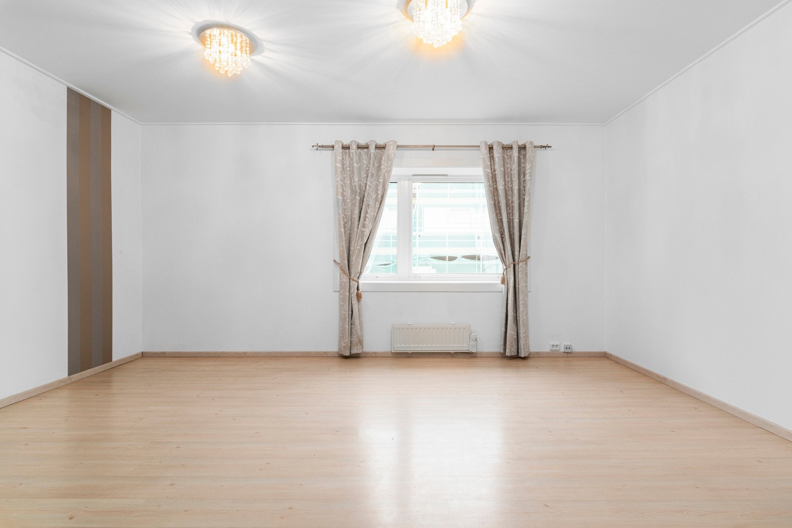 Stuen er lett å skulle innrede og har god plass til sofagruppe. Galleribilde