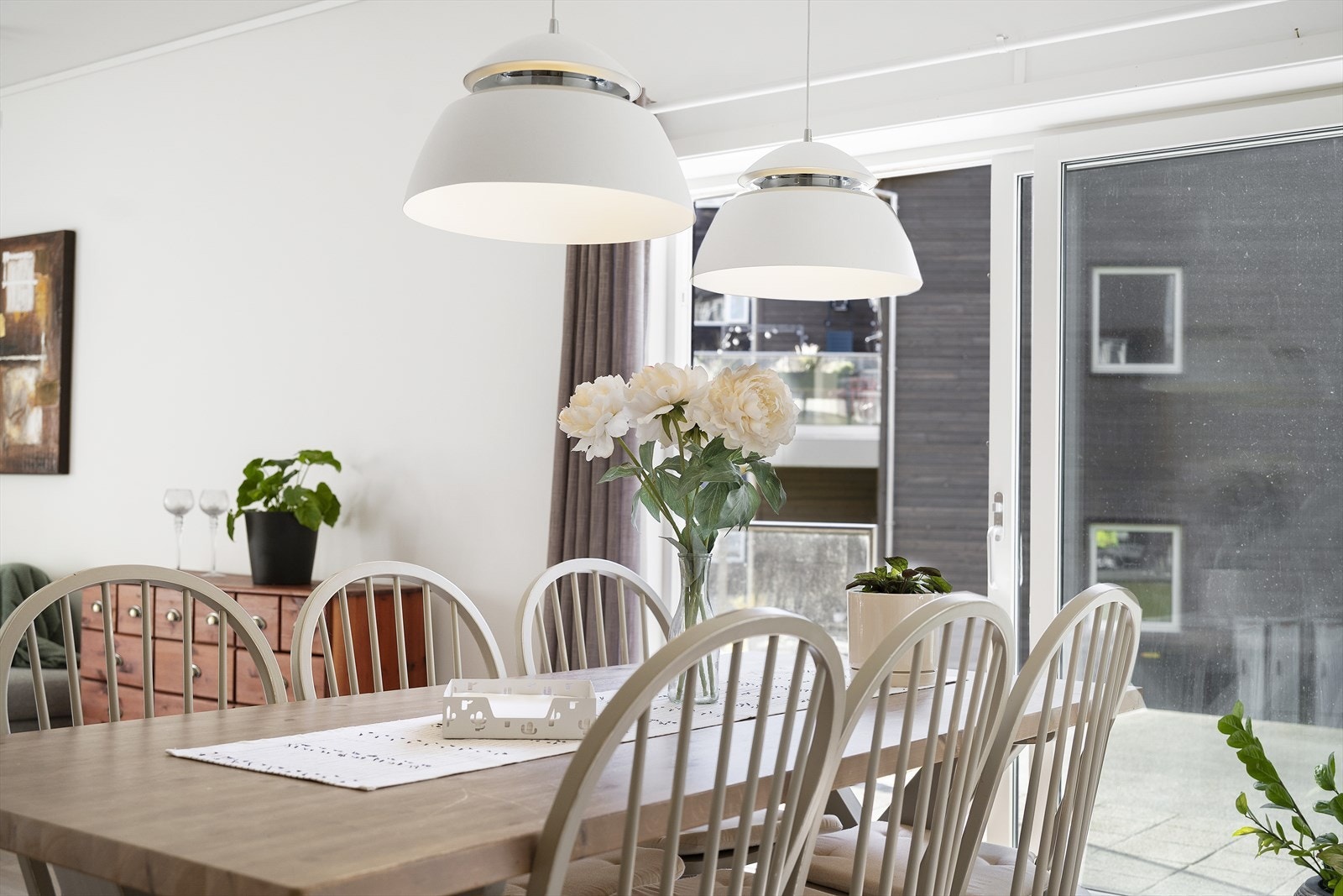 Fin spisestove med god plass til stort spisebord Galleribilde