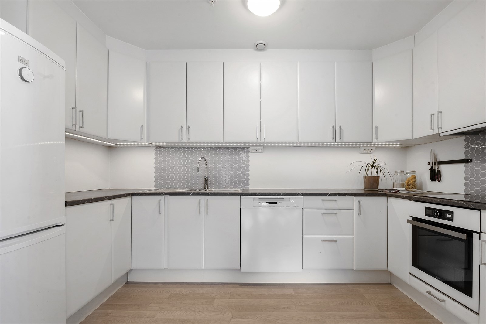 Takhøge overskåp Galleribilde