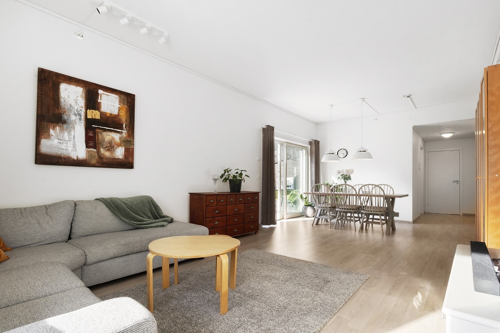 Stove/kjøkken i opa løysing med ekstra takhøgd og lyse overflater Galleribilde