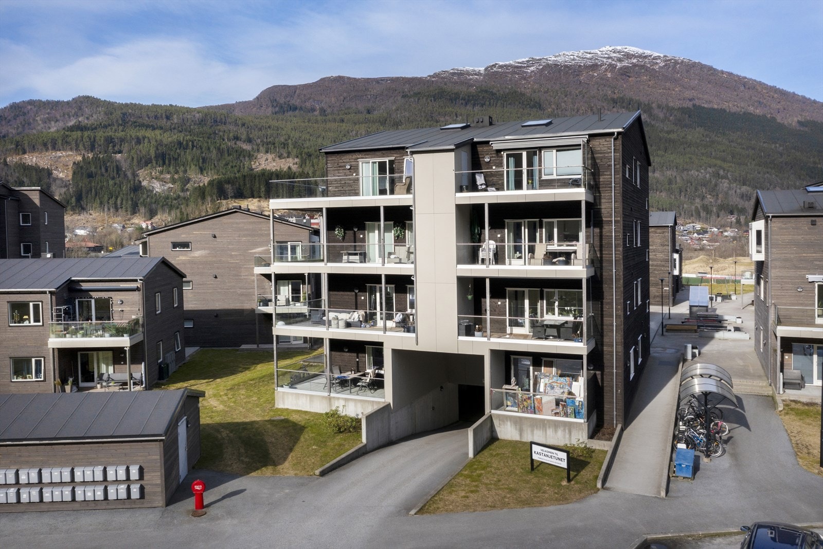 Enkel tilkomst til garasjen via asfaltert køyreareal Galleribilde