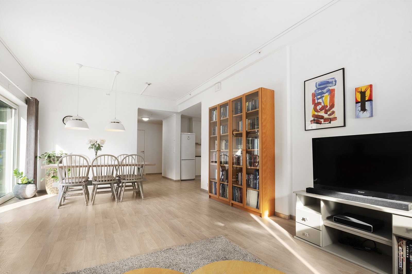 God plass til stort spisebord i nær tilknyting til kjøkkenet Galleribilde