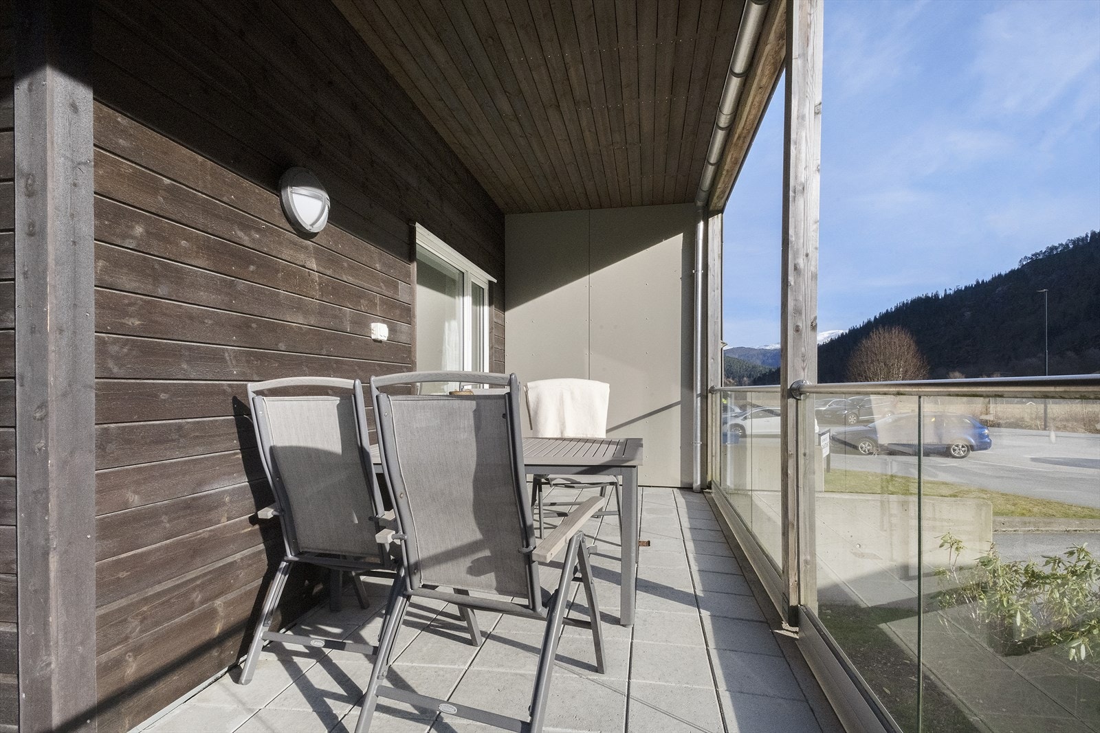 Terrassen strekker seg langs sørvest og er delvis overbygd Galleribilde