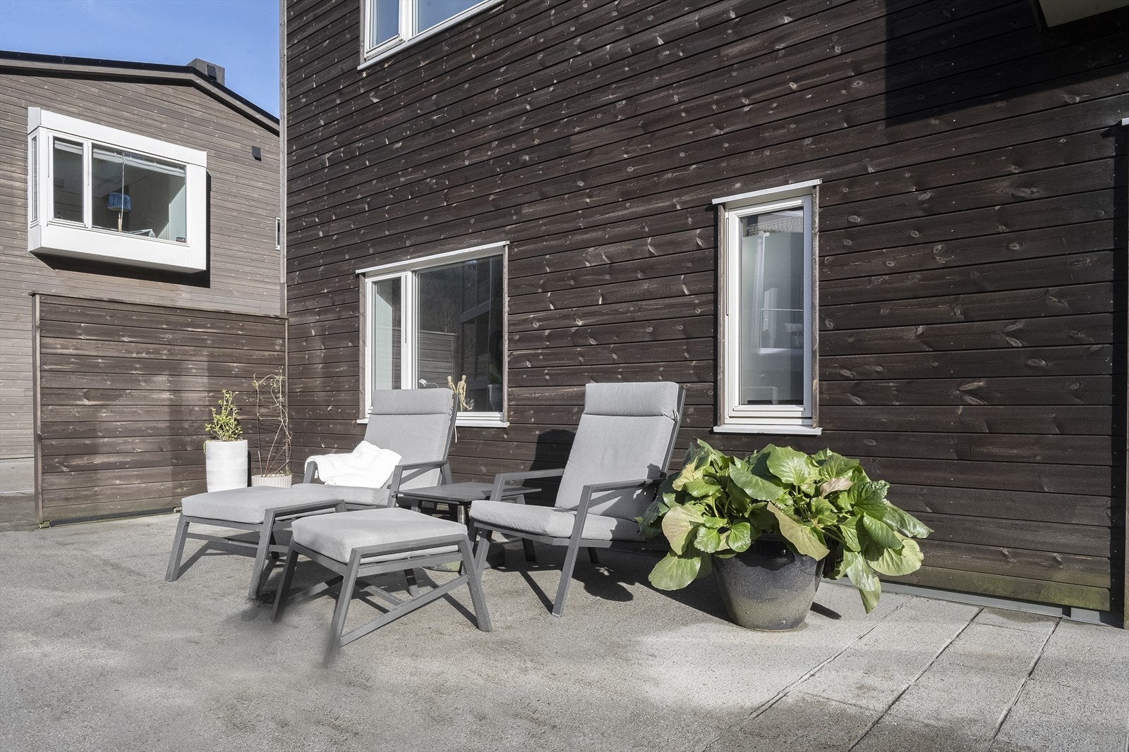 Skyvedør frå opphaldsrommet leiar ut til svært stor platting Galleribilde