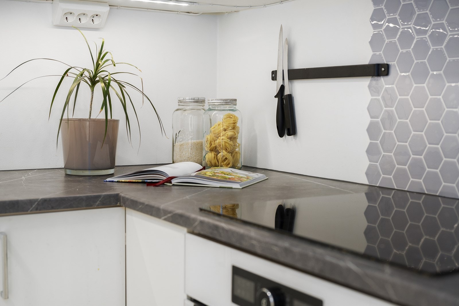 Laminert benkeplate og flislagt over induksjonstoppen Galleribilde