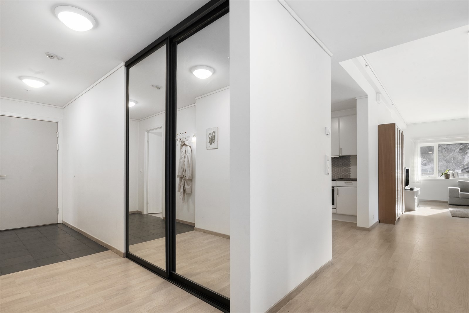 Romsleg vindfang/hall med skyvedørsgarderobe som har god plass til klede- og sko Galleribilde