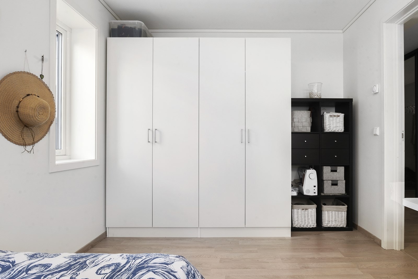 Garderobeskåp følgjer med i salet Galleribilde