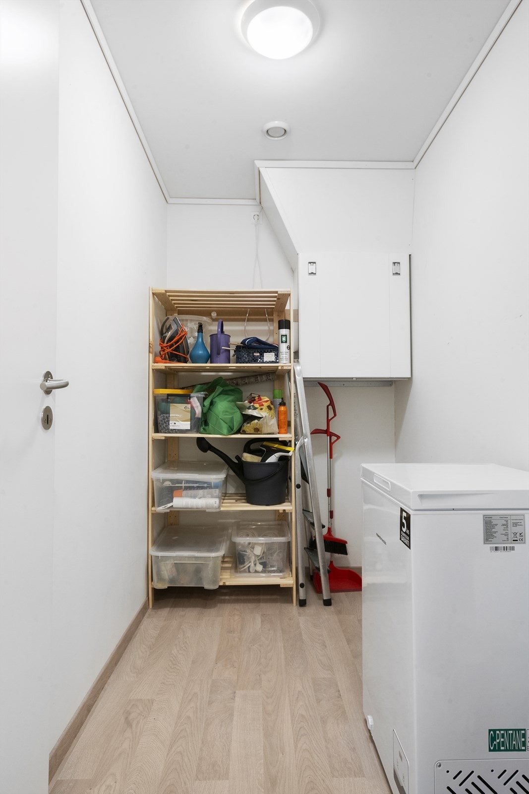 Tilkomst til praktisk bod/teknisk rom frå gangen Galleribilde