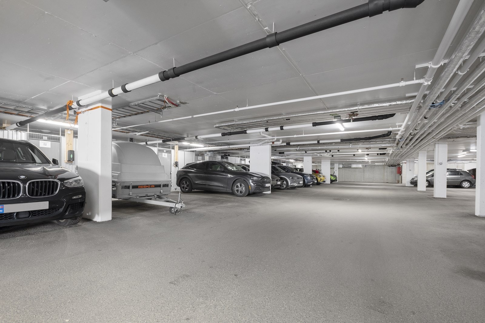 Leilegheita har eigen parkeringsplass i felles garasjeannlegg. Det er Elbilladar i garasjen Galleribilde