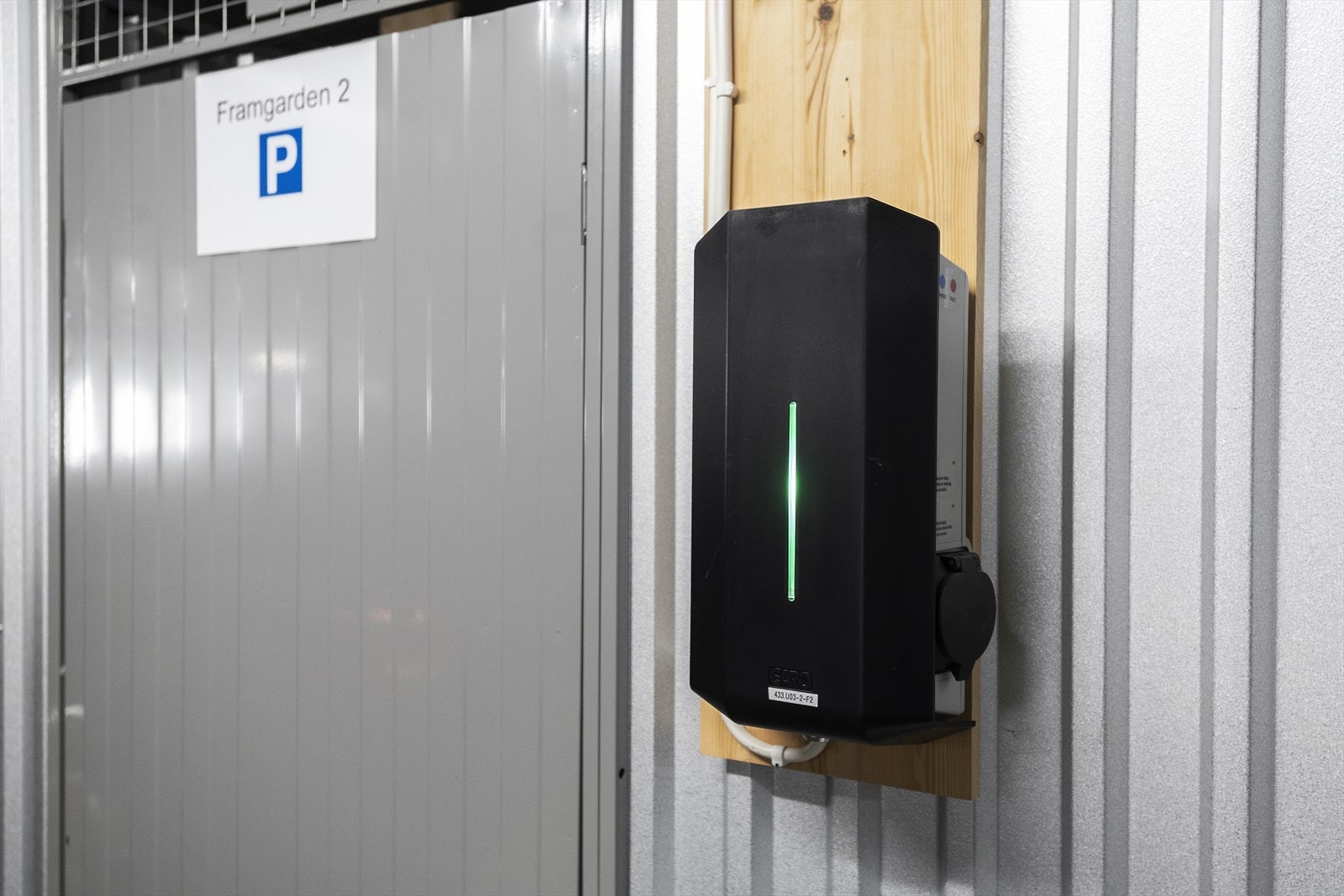 Elbilladar følgjer med i salet. Tilkoms til låsbar sportsbod Galleribilde