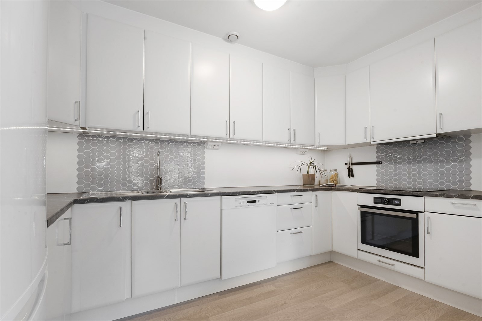 Stort Sigdal kjøkken med god plass og masse skåpplass! Galleribilde