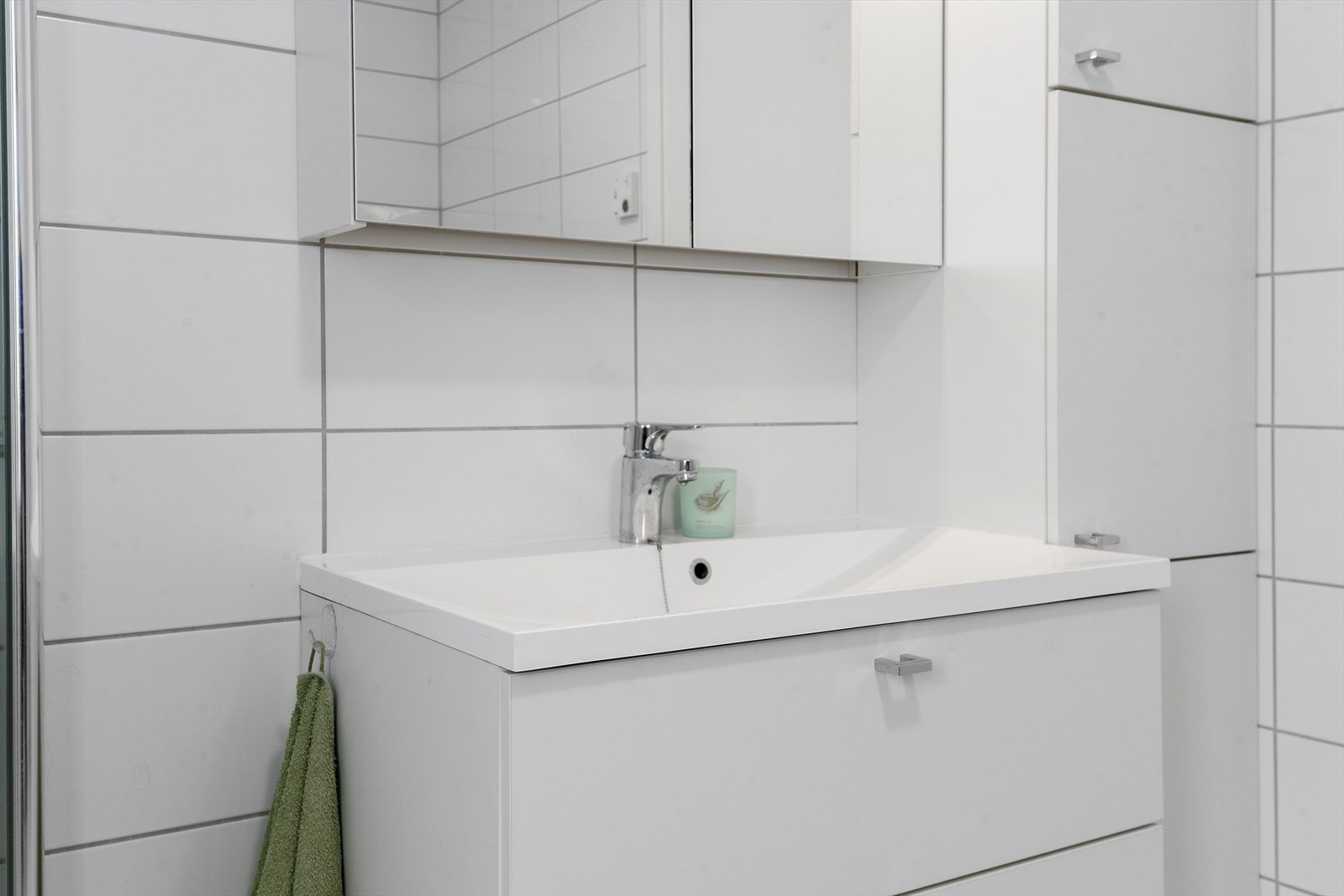 Servant med underskåp, sideskåp og spegelskåp Galleribilde