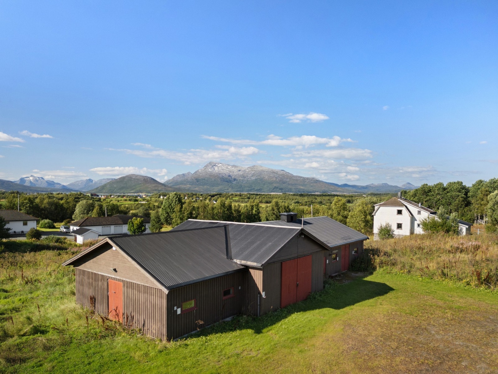 På eiendommen er det stall på ca. 253 m2 Galleribilde