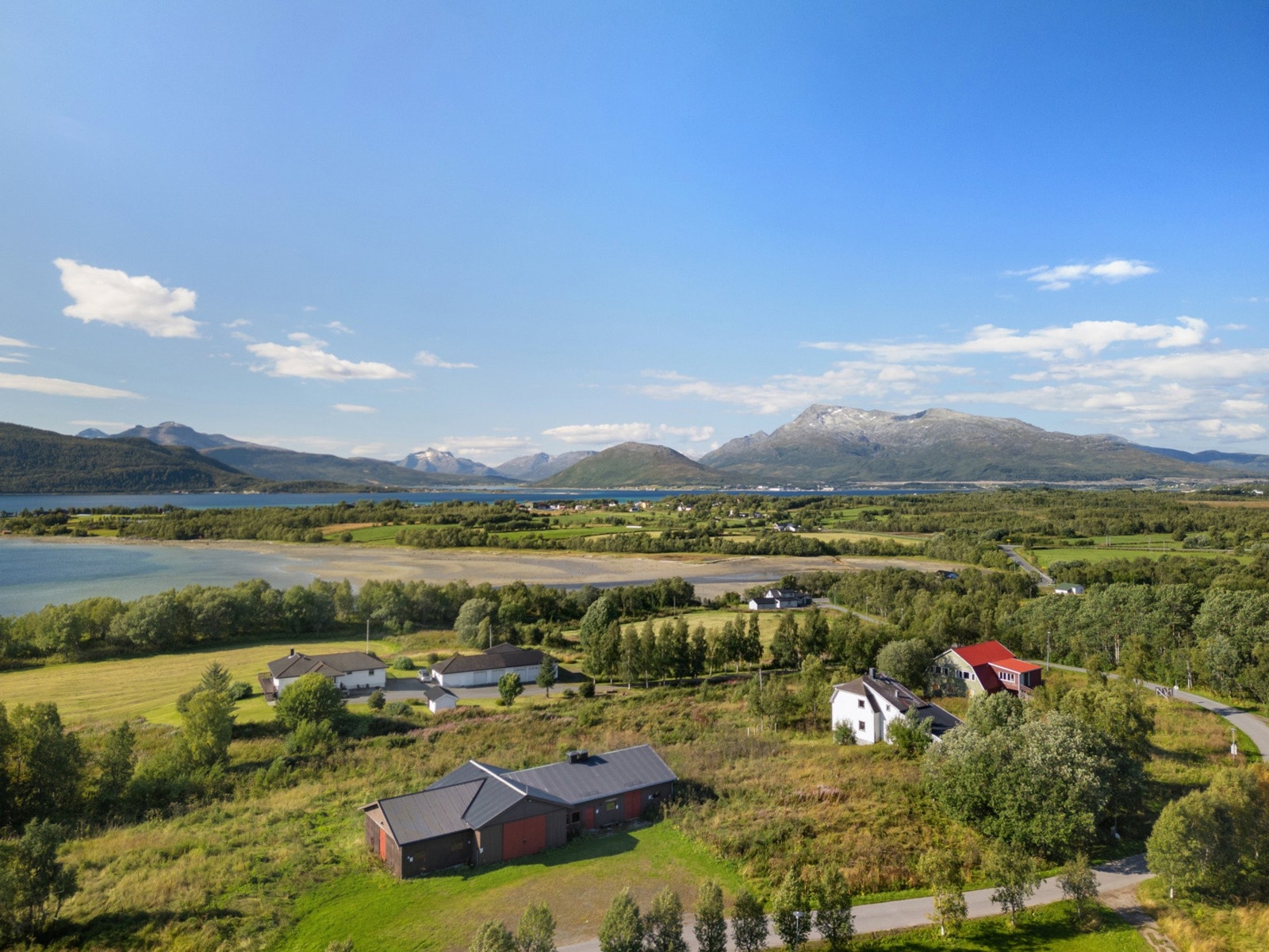 EIE eiendomsmegling v/Michael Knutsen har gleden av å presentere Trøsen 23. Foto: Martynas Milkevicius/Cinematic Photography. Galleribilde