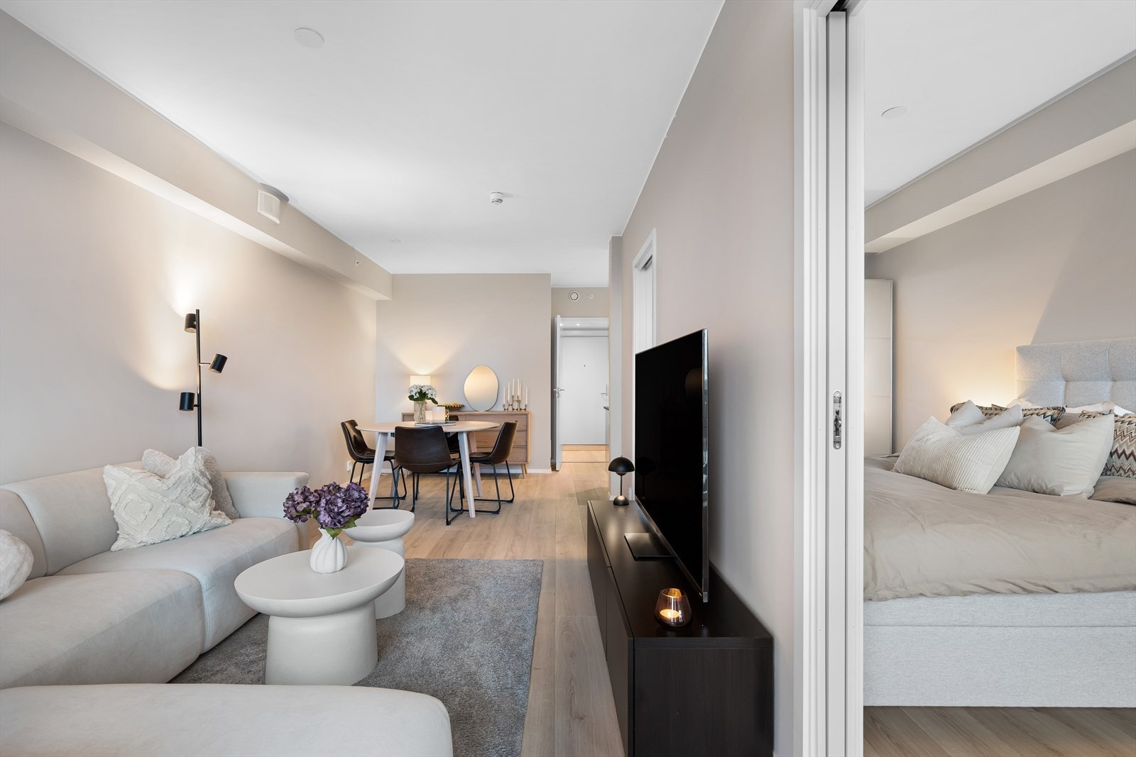 Sofakroken og spisebordet har sin naturlige plass. Galleribilde