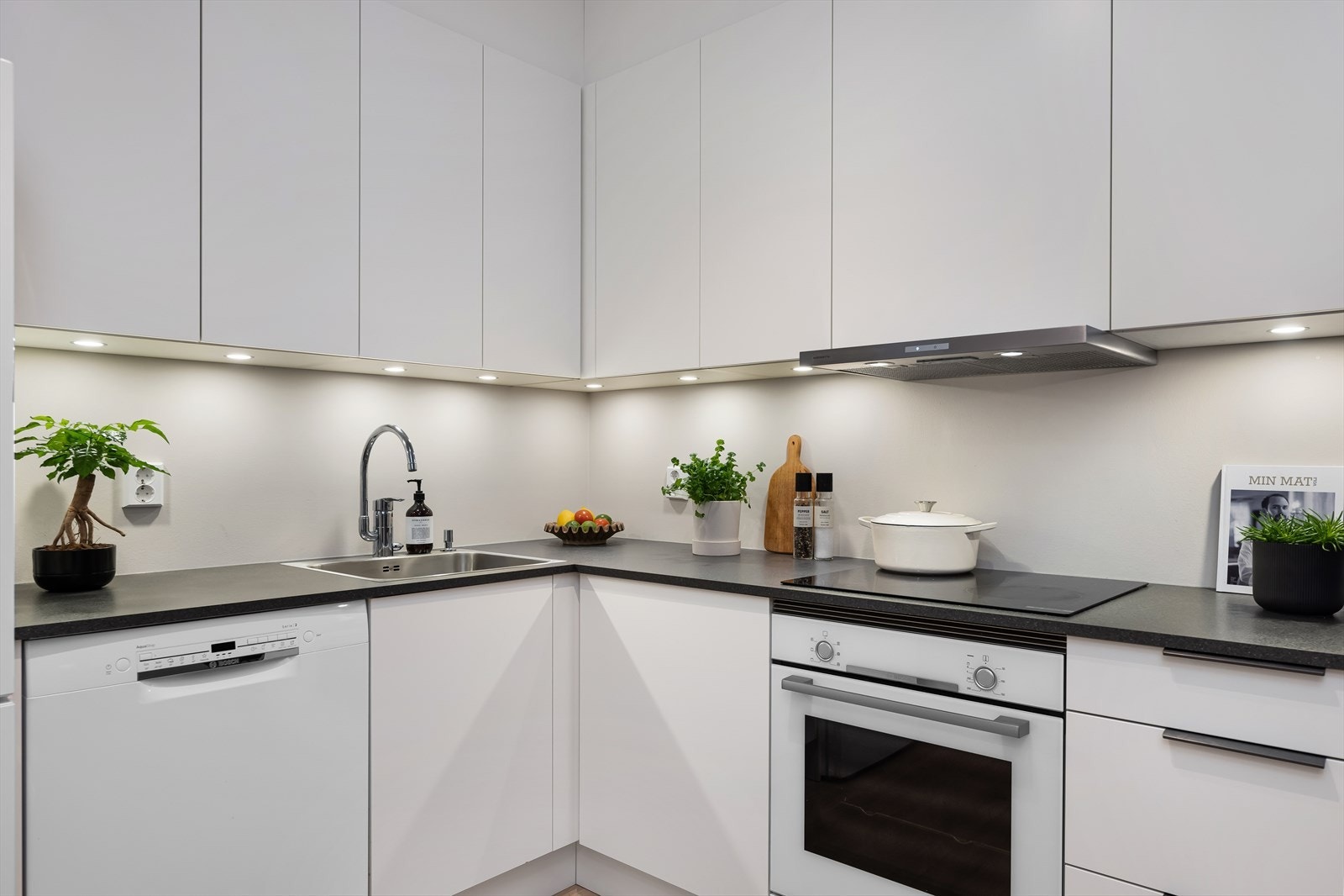 Detalj kjøkken. Belysning under overskap. Galleribilde