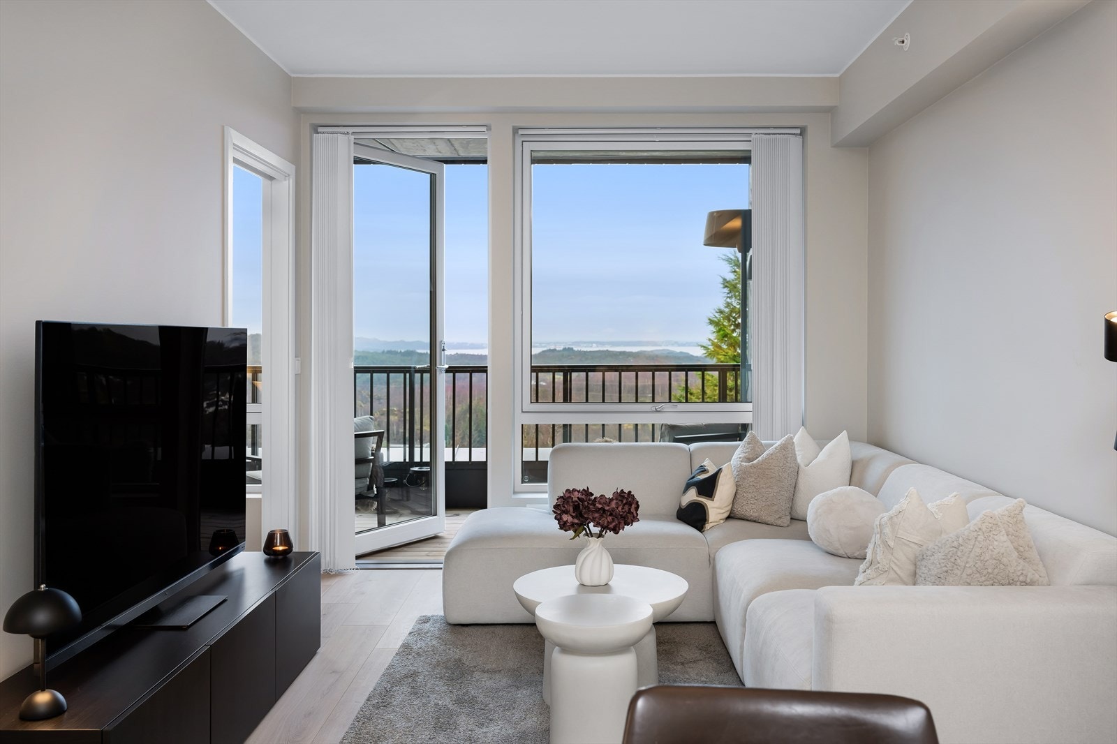 Fra rommet er det utgang til en stor overbygget altan med flott utsikt og godt med kveldsol. Galleribilde