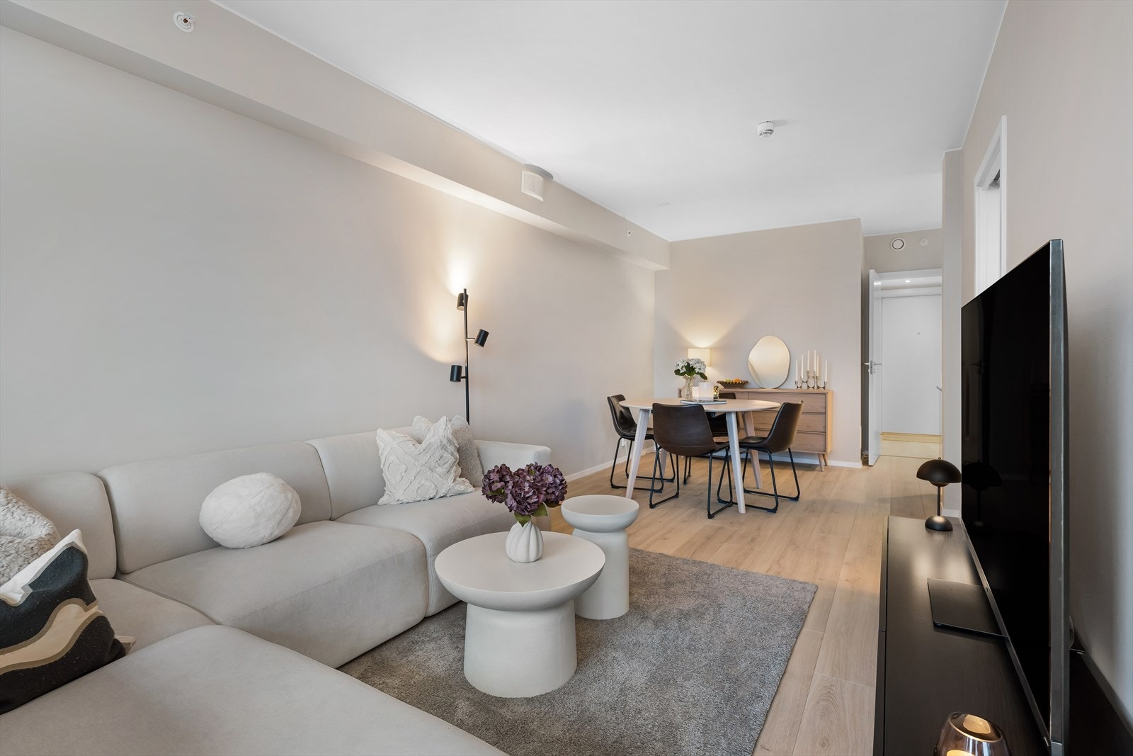 Rommets utforming gjør at kjøkkendelen er godt skjermet Galleribilde