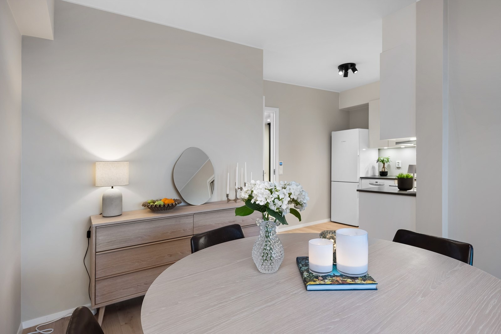 Overflatene er malte, slette og holdt i behagelige og tidsriktige fargevalg. Galleribilde