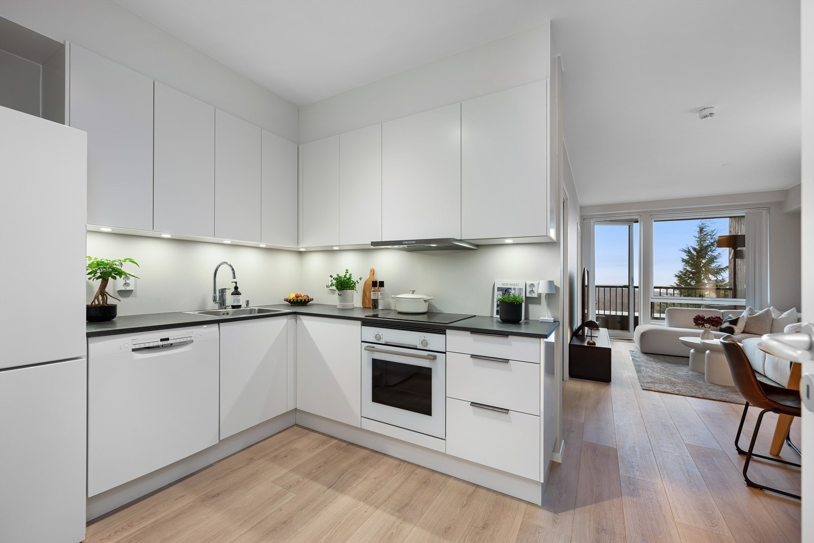 Innredningens fronter er i lys og slett utførelse, men benkeplaten er av mørk laminat. Galleribilde