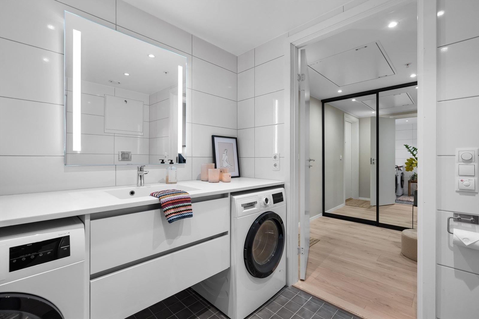 Skuffene under den heldekkende servanten gir rikelig plass for oppbevaring. Galleribilde