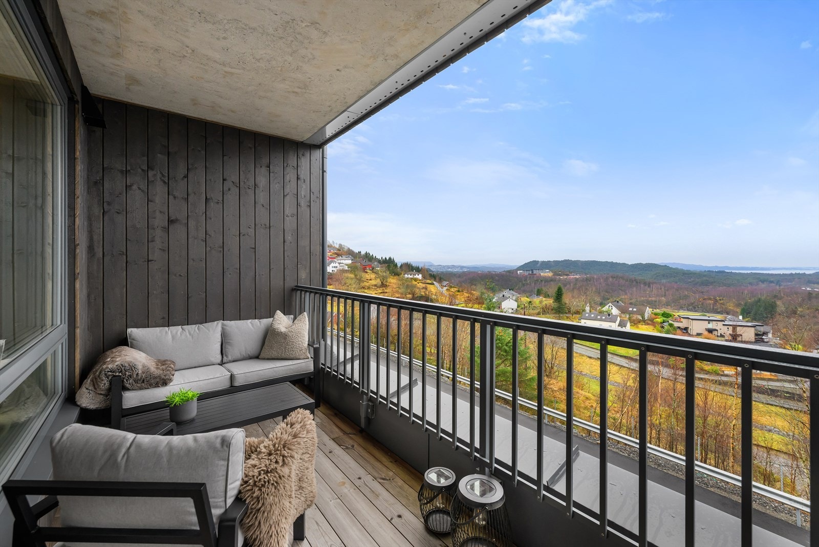 Overbygget og skjermet vestvendt altan. Galleribilde