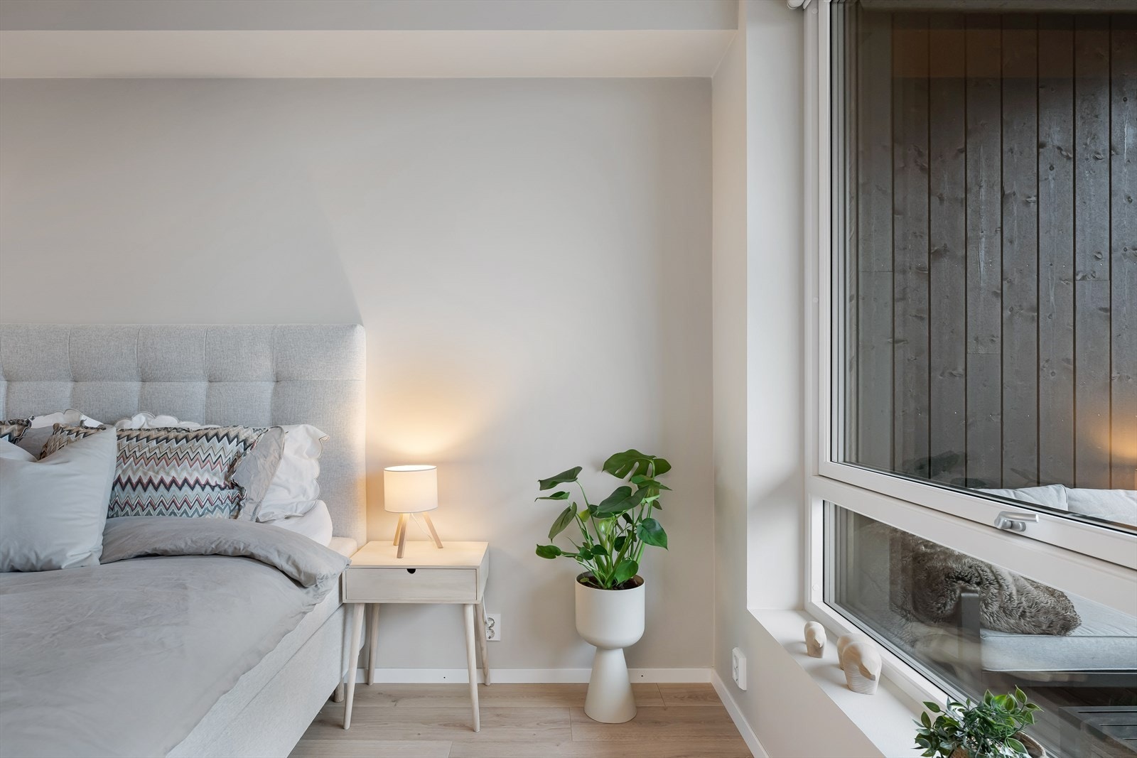 Rommet er plassert i leilighetens sørvestlige hjørne med inngang fra stuen. Galleribilde