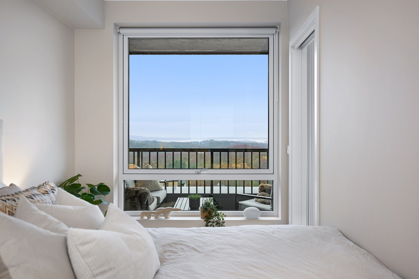 Rommets store vinduer gir luftighet og flott vestvendt utsikt. Galleribilde